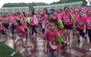 fun run runners in pink and green